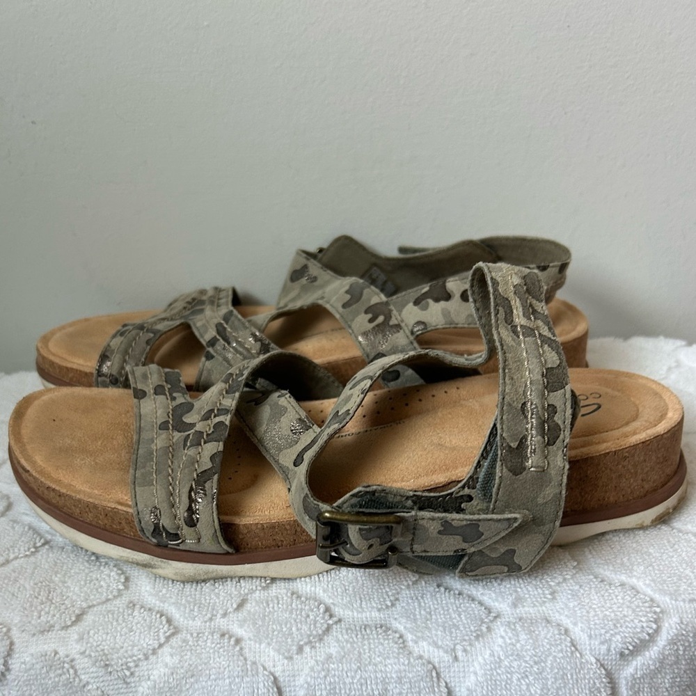 Clarks Sandals Womens Size 9 Brynn Step Gray Camo Shimmery Slingback Strappy - Picture 5 of 8